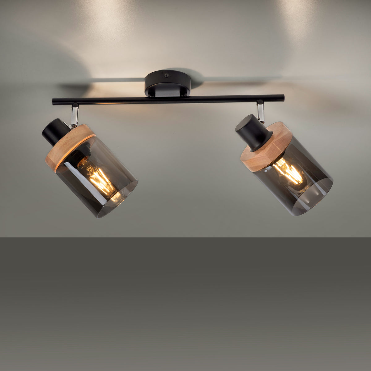 Vue en contre-plongée sur plafond, halos lumineux des ampoules allumées