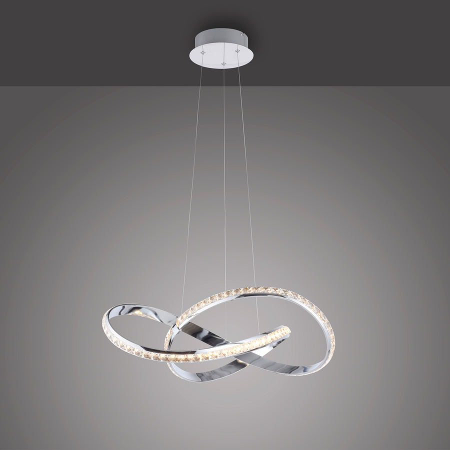 Vue du luminaire suspendu sur dégradé gris, anneaux brillants éclairés en lumière chaude.