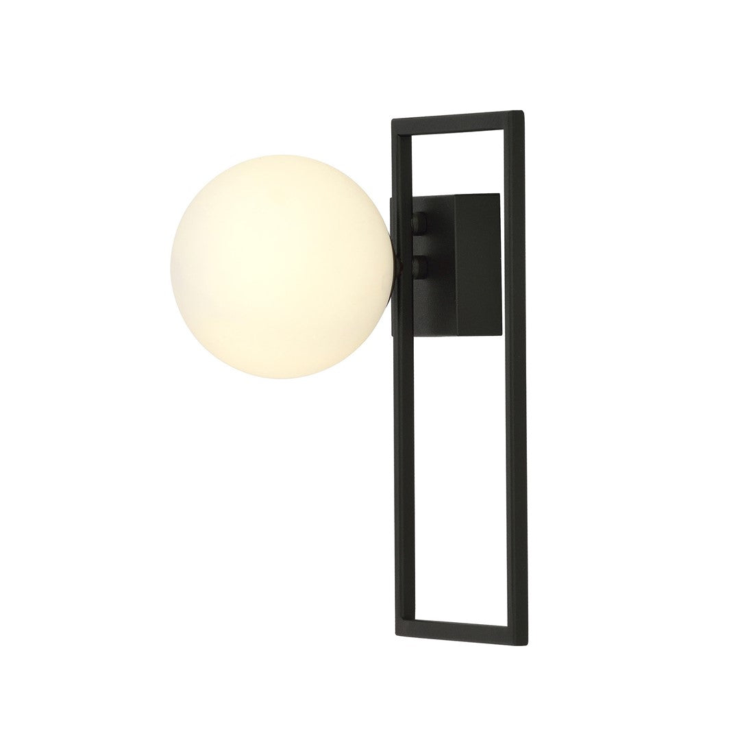 Vue de profil du plafonnier, cadre rectangulaire noir vertical et sphère opale latérale.