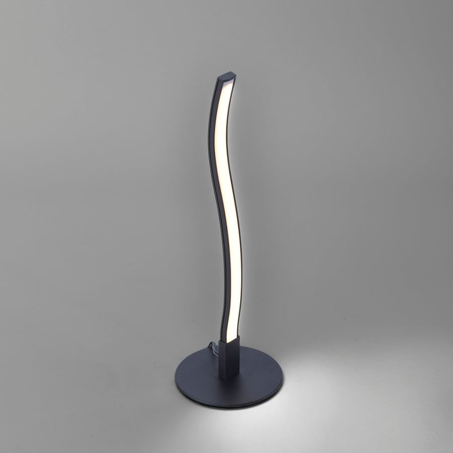 Autre angle sur fond gris, socle circulaire et tige ondulée noire allumée.