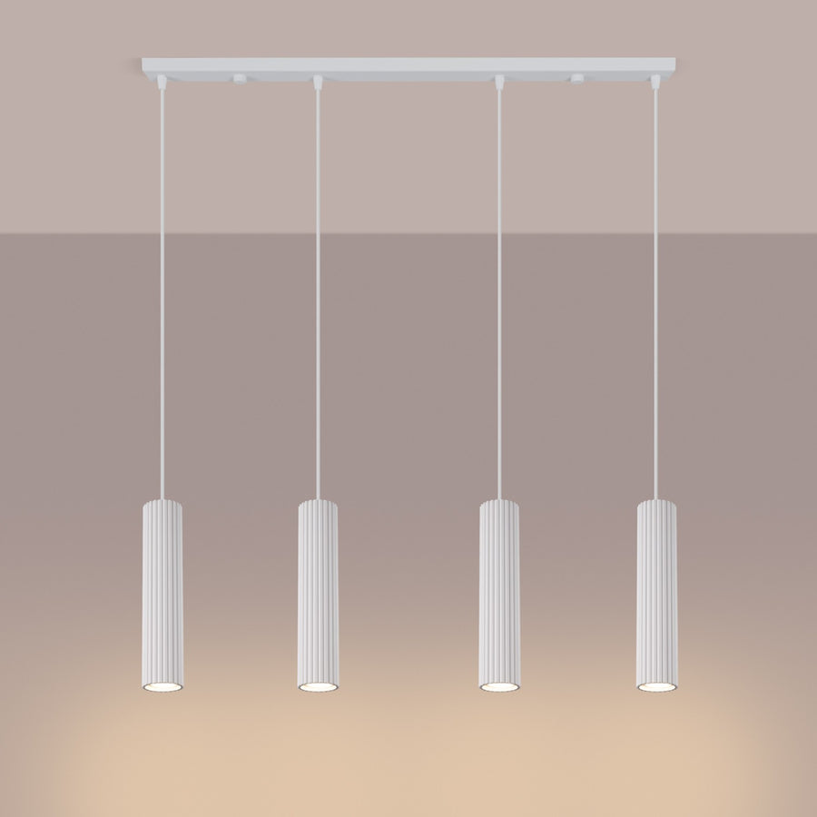 Suspension blanche éclairée sur fond beige rosé, quatre cylindres rainurés alignés
