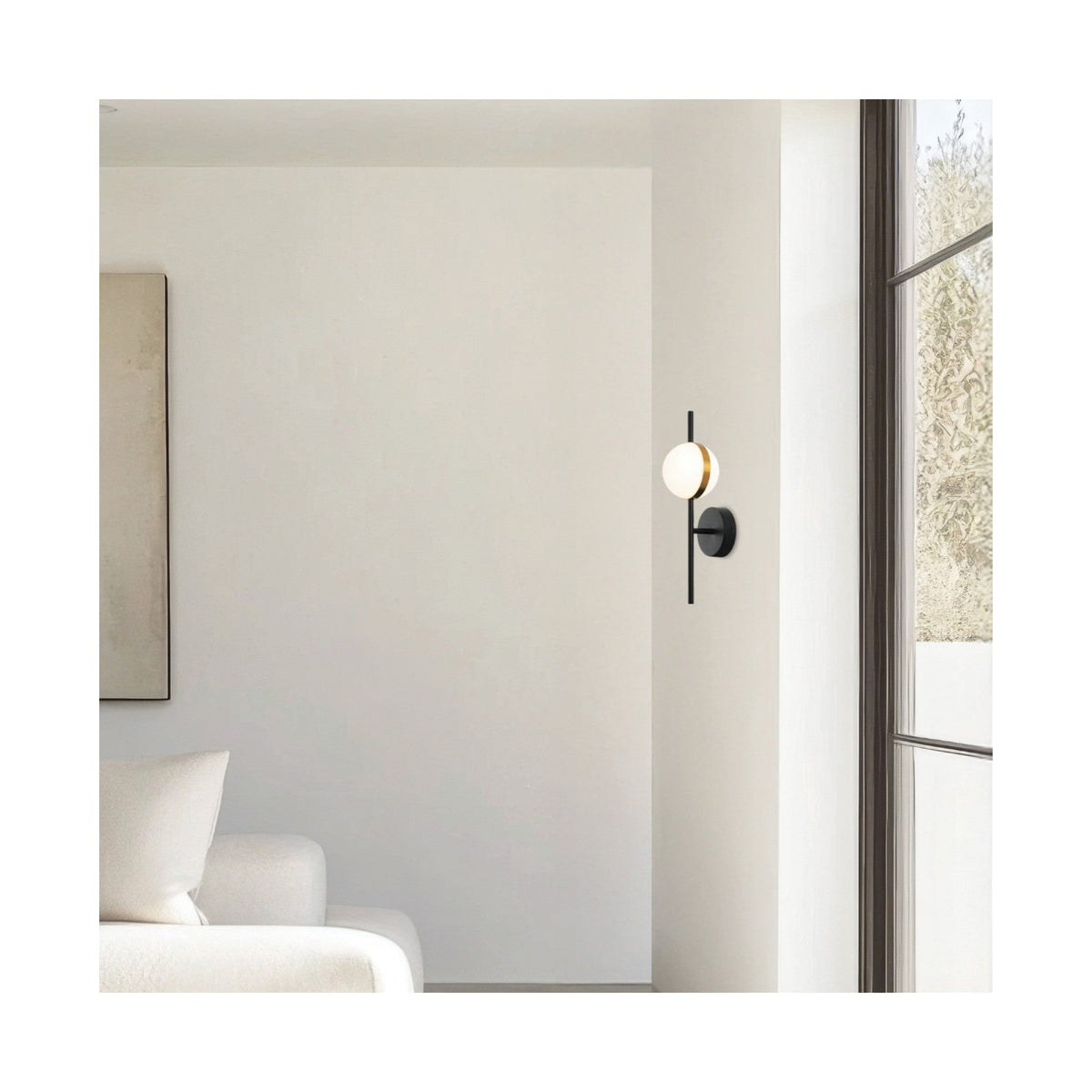 Vue rapprochée du luminaire allumé sur mur beige, cadre et fenêtre à droite