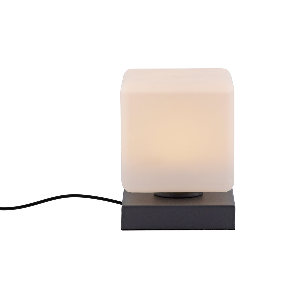 Profil de la lampe avec son câble noir, verre blanc et base sombre.