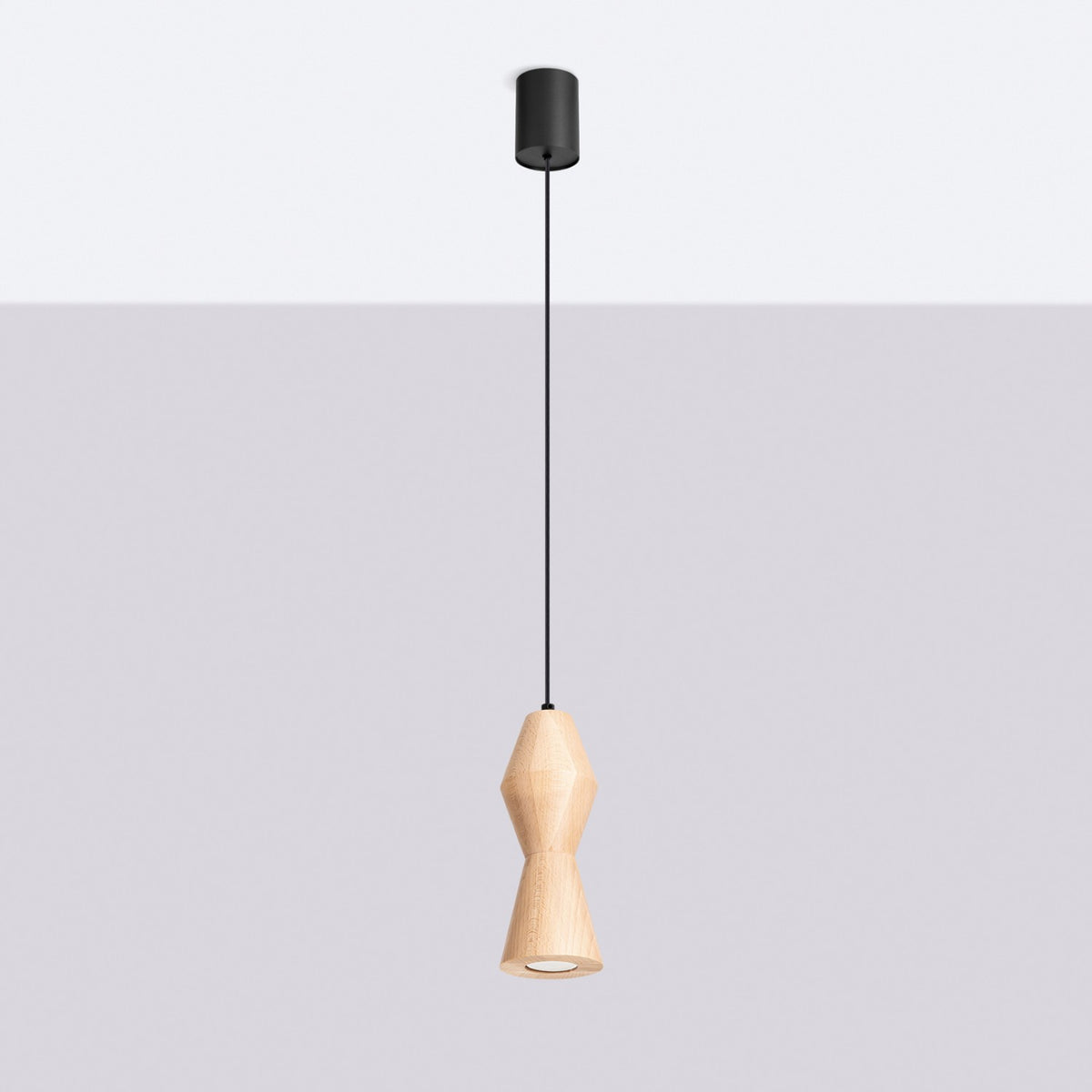 Vue du luminaire suspendu sur fond gris clair neutre, éteint