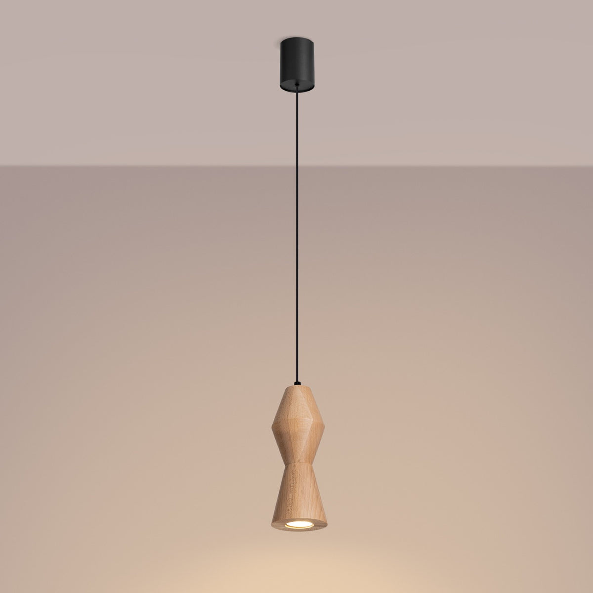 Mise en ambiance beige avec suspension allumée diffusant une lumière chaude