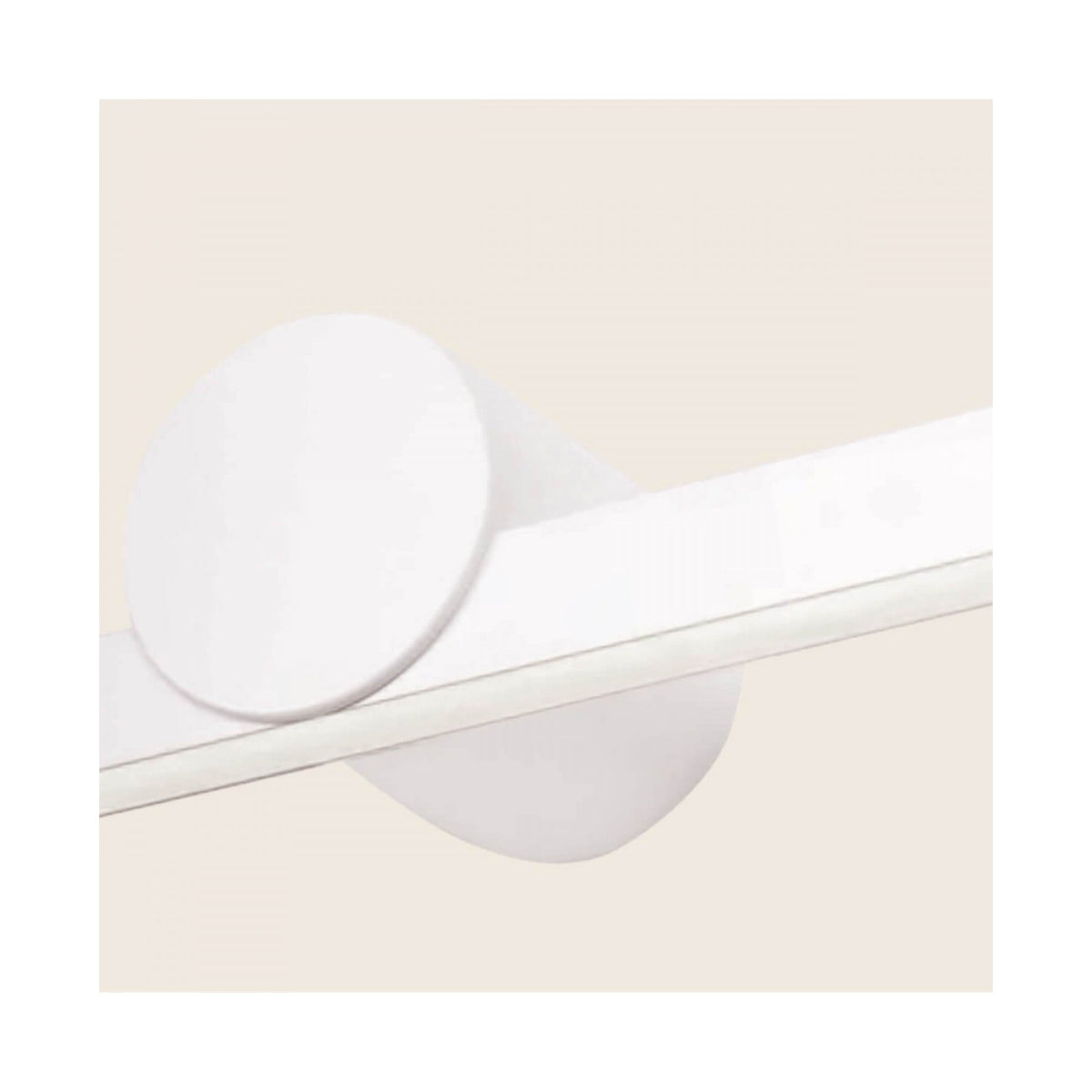 Produit entier vu de face, longue réglette lumineuse et fixation murale centrale