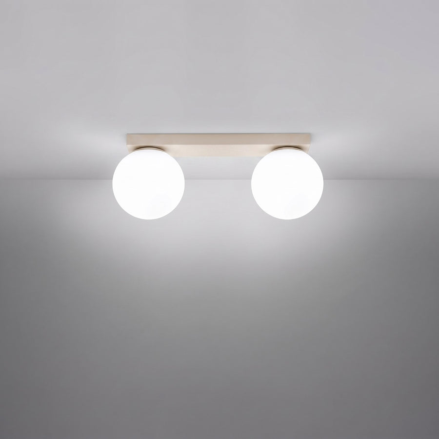 Plafonnier blanc fixé au plafond, éclairage doux des deux globes.