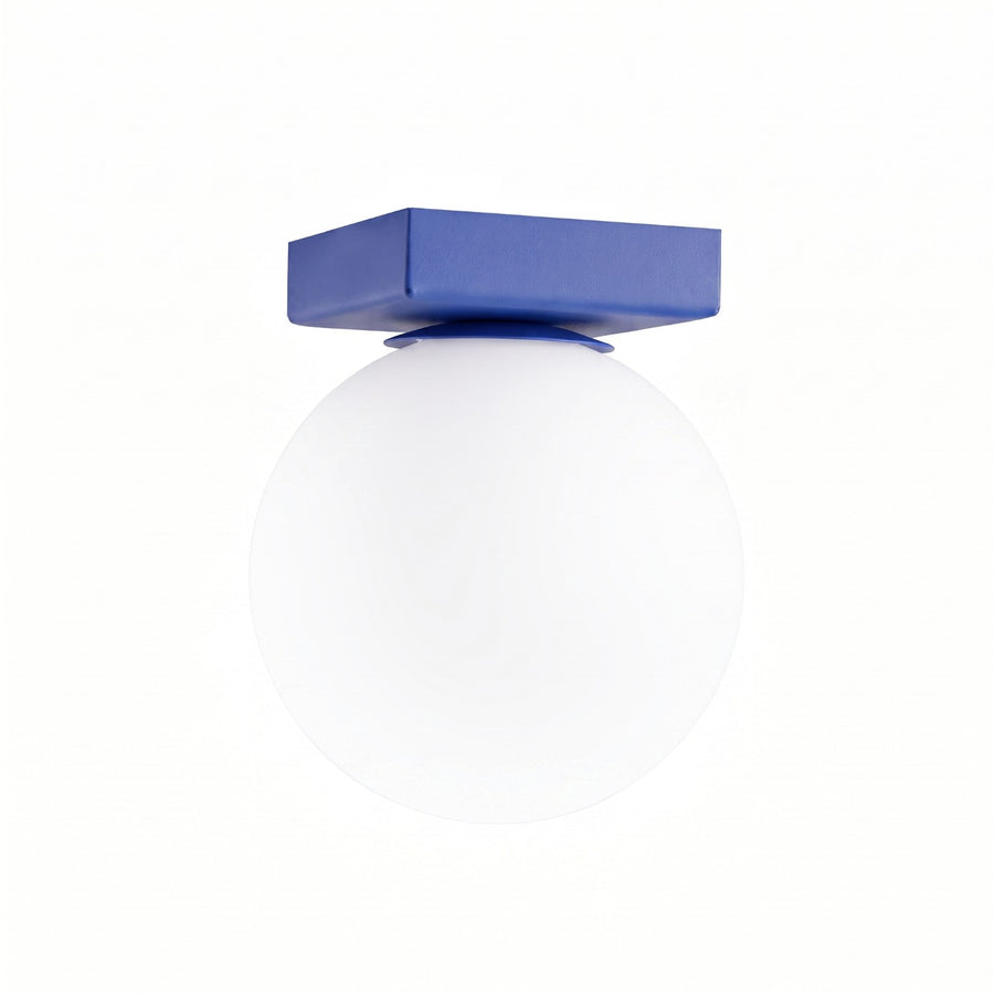 Détail du socle carré bleu et de la sphère blanche fixée dessous.