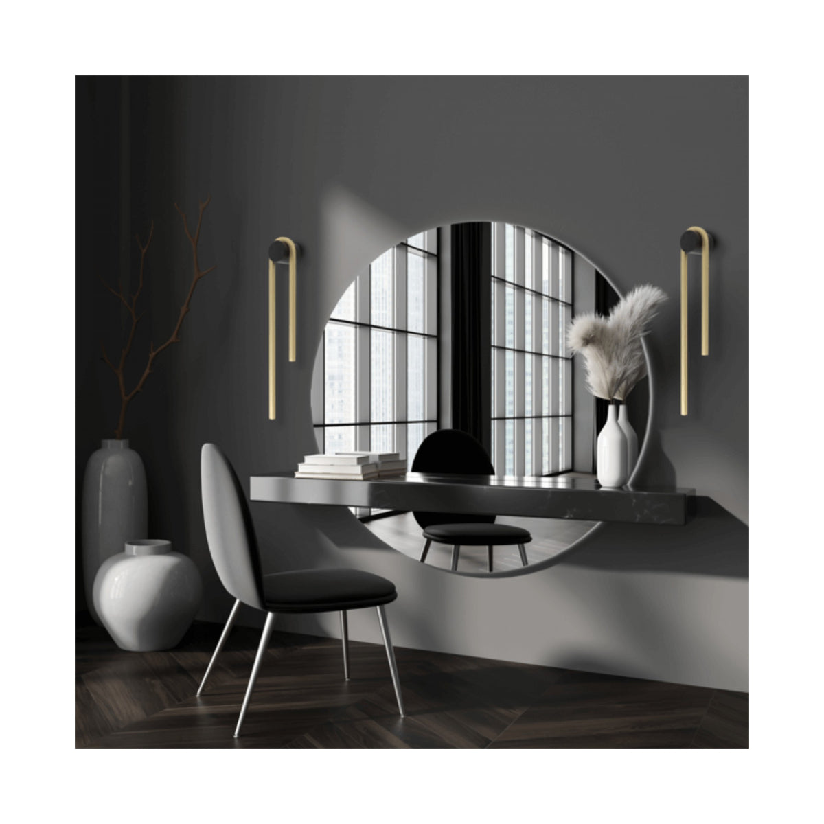 Ambiance intérieure avec appliques murales dorées encadrant un grand miroir et un bureau