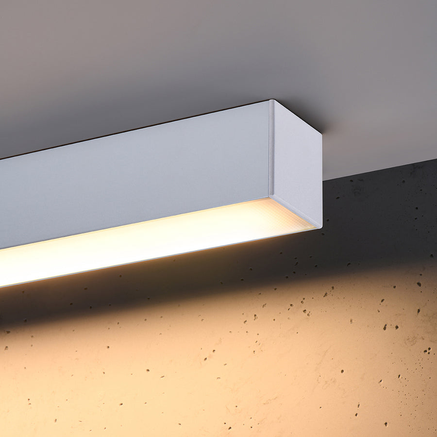 Gros plan sur le diffuseur lumineux allumé, lumière chaude en éclairage rasant