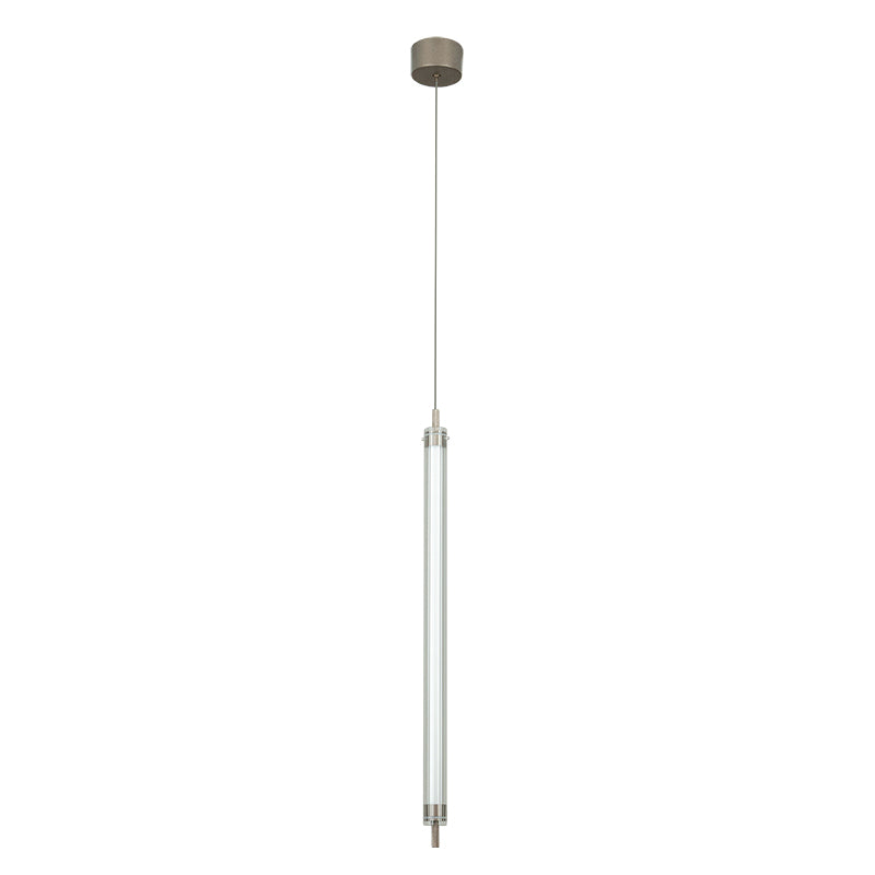 Vue d'ensemble de la suspension verticale avec câble fin et long corps cylindrique transparent.