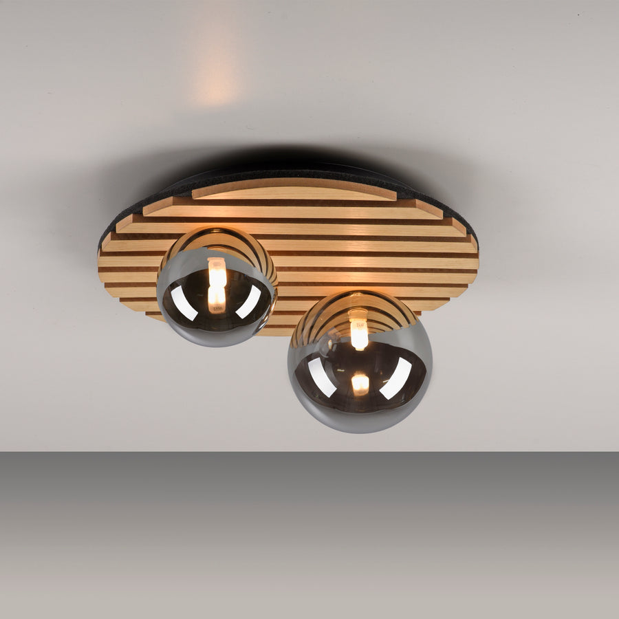 Plafonnier allumé fixé au plafond diffusant une lumière chaude dans la pièce