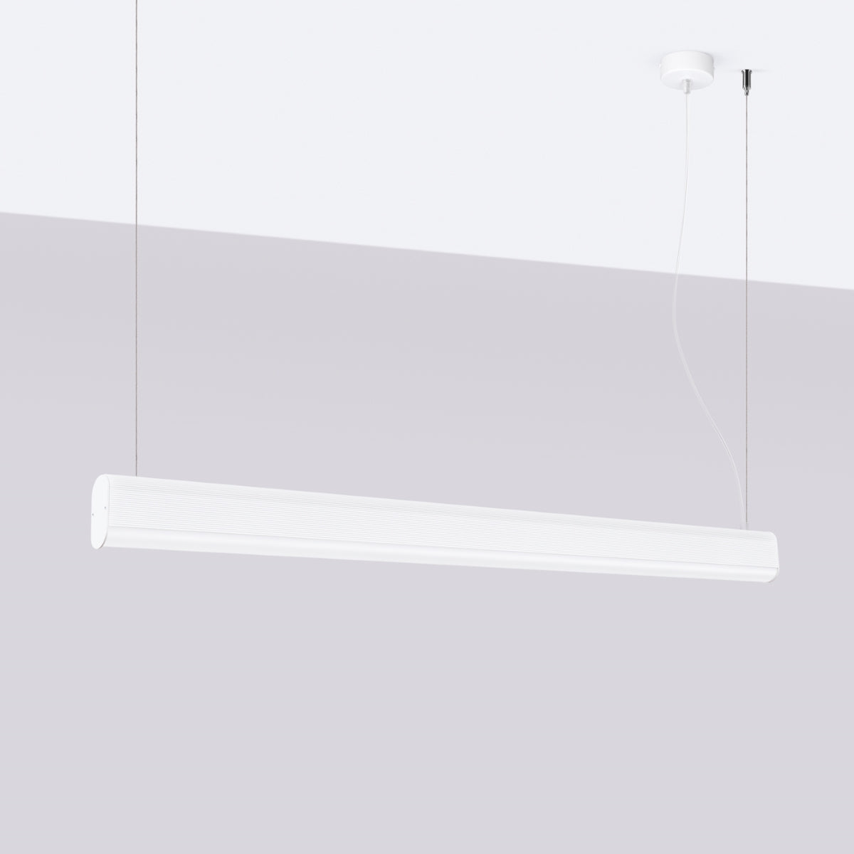 Vue de trois quarts sur fond gris, luminaire éteint suspendu