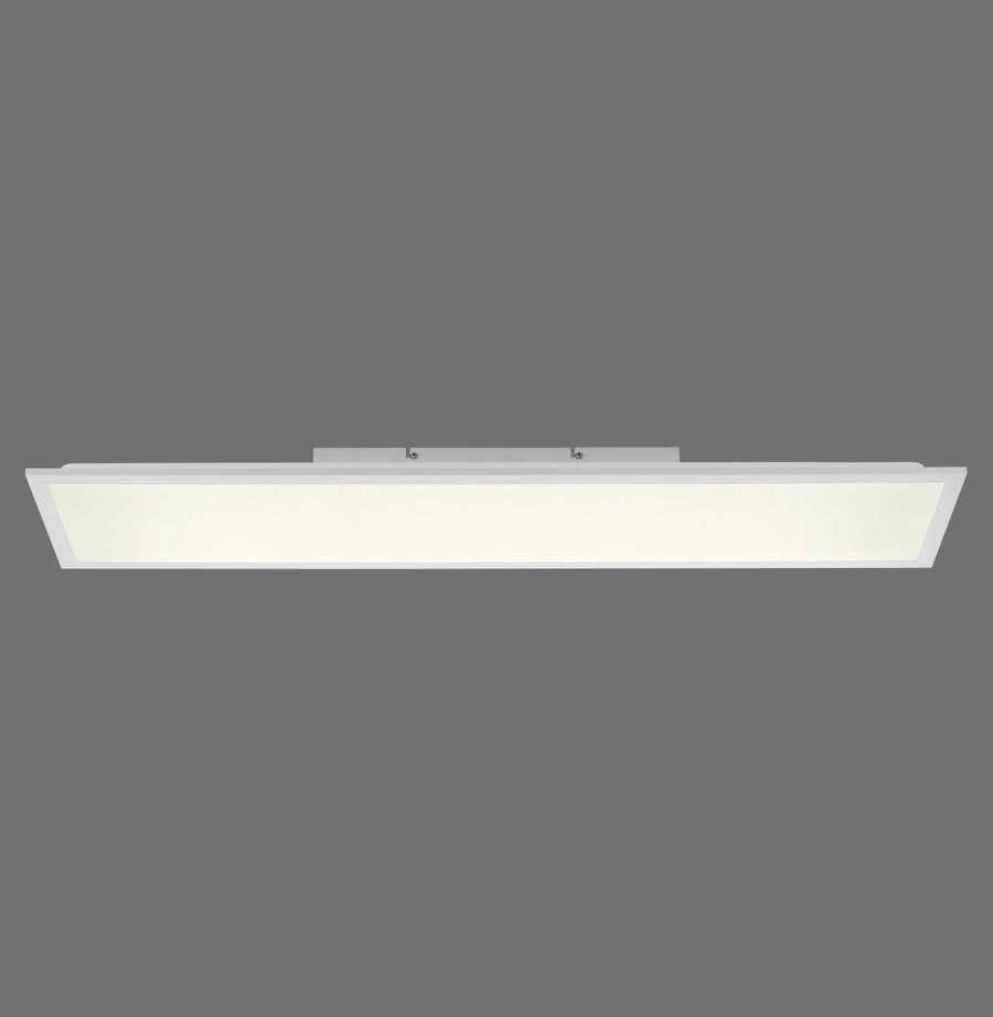 Plafonnier rectangulaire blanc vu de face sur fond gris uni, luminaire allumé