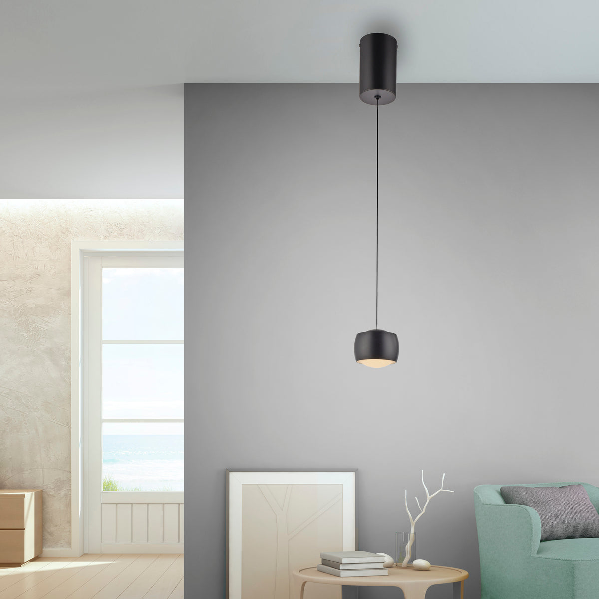 Mise en ambiance : suspension noire éclairant un salon gris près d'une fenêtre.