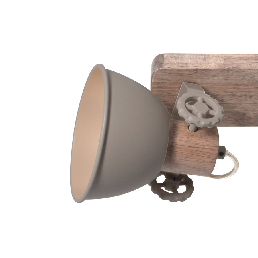 Gros plan sur un projecteur taupe orientable et son support en bois.