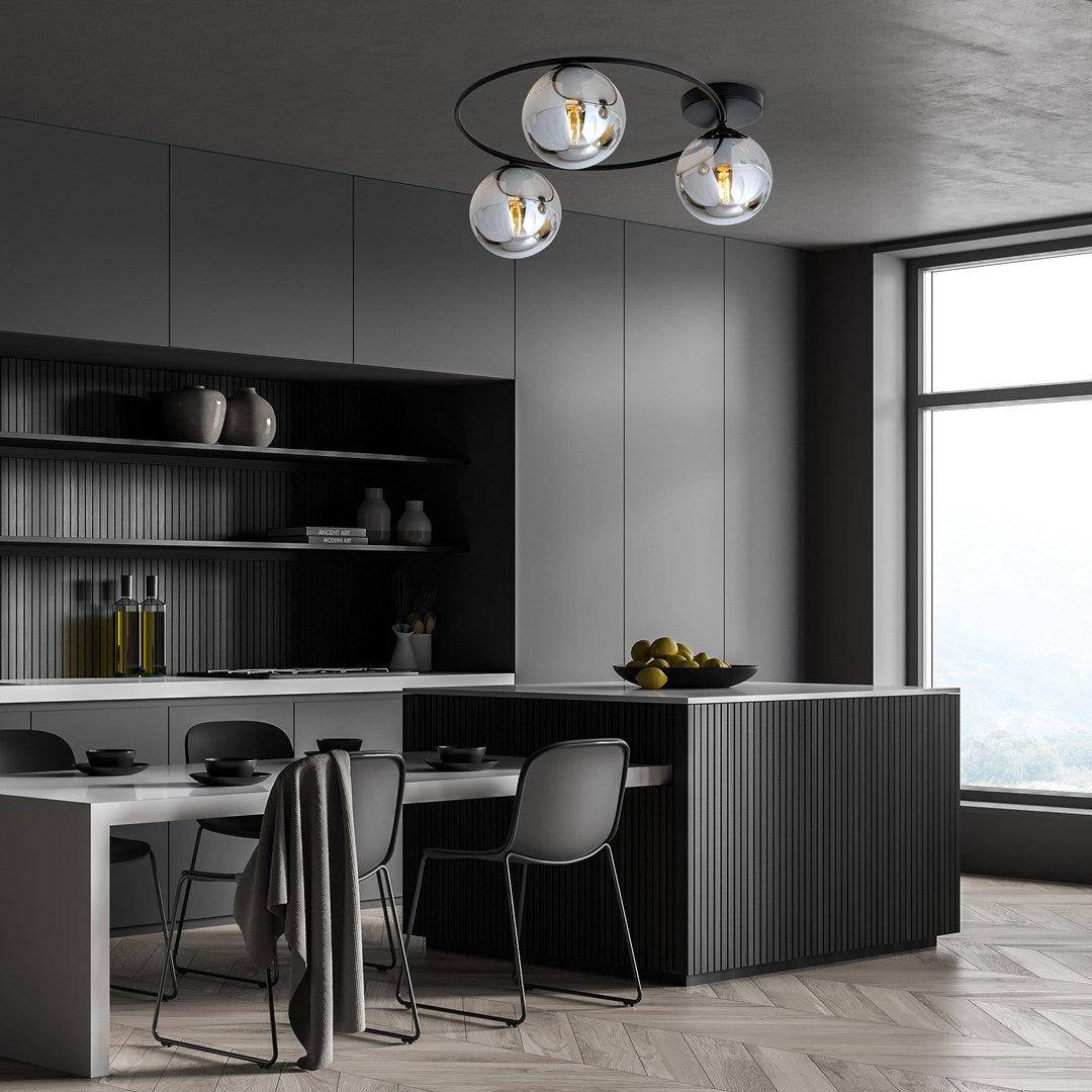 Luminaire fixé au plafond dans une cuisine grise moderne, ambiance sombre et élégante