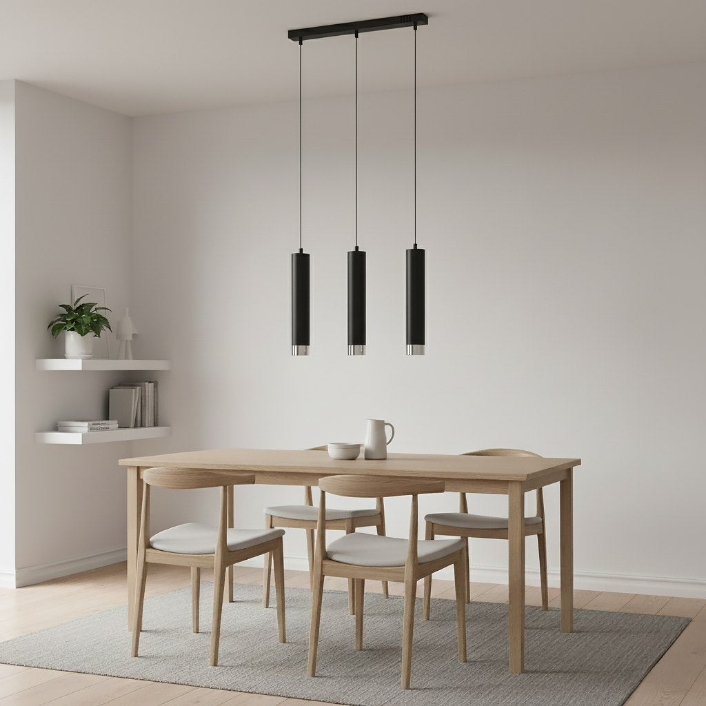 Suspension allumée au-dessus d'une table à manger en bois clair, pièce lumineuse