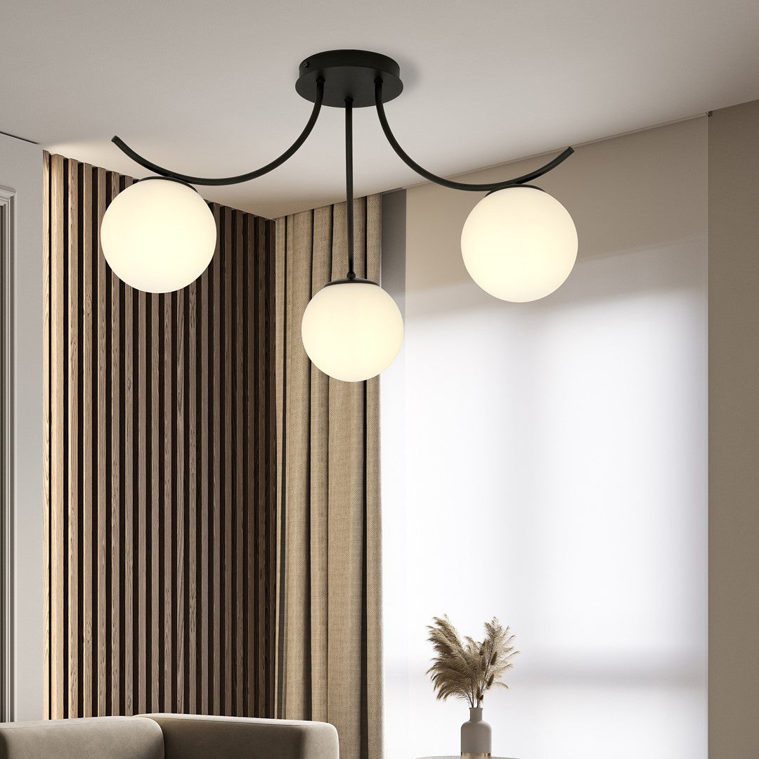 Mise en ambiance du plafonnier dans un salon avec mur lambris et rideaux.