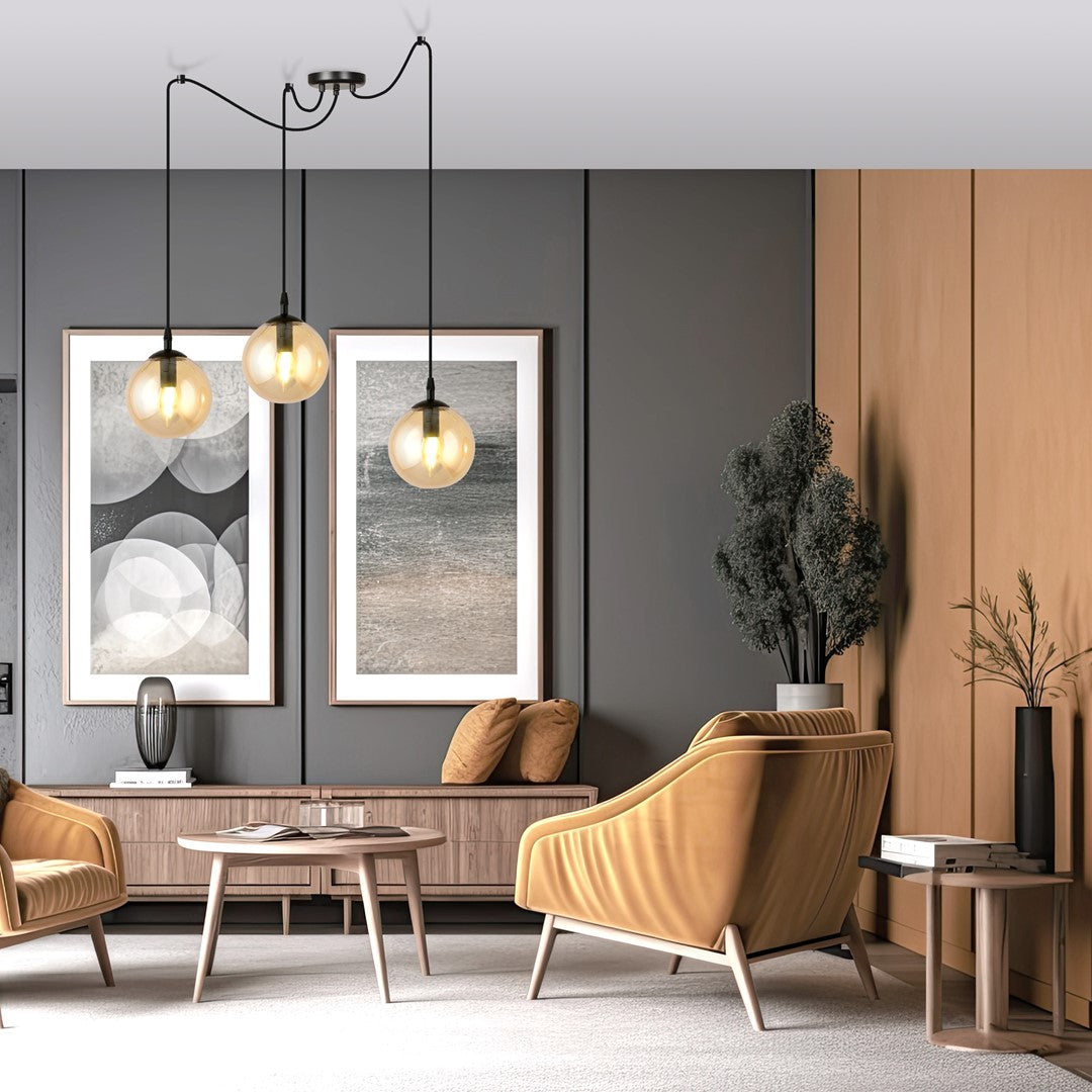 Mise en ambiance dans un salon moderne, suspension allumée au-dessus du coin lecture
