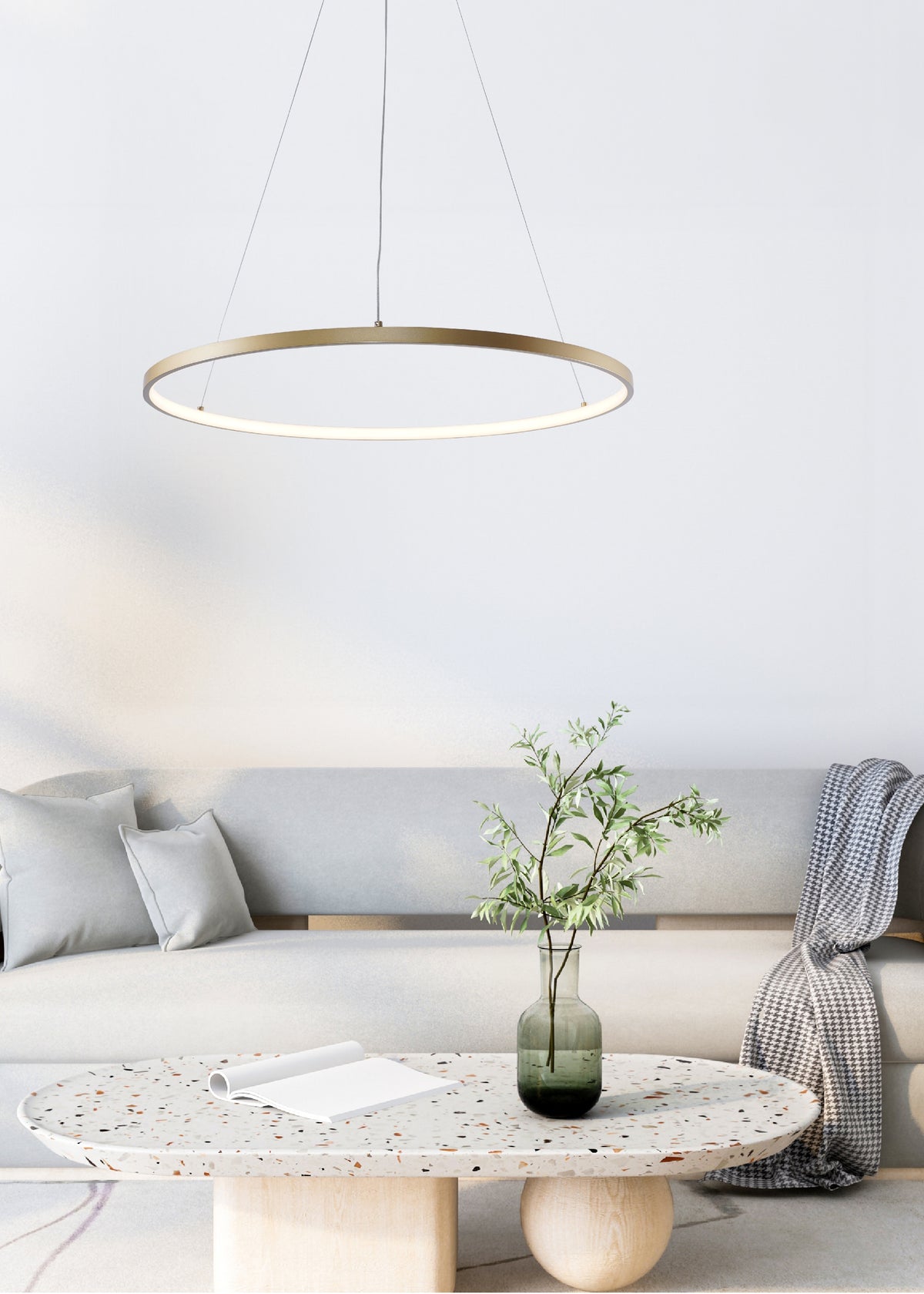 Ambiance intérieure moderne, suspension anneau doré au-dessus d'une table terrazzo et coussins gris.