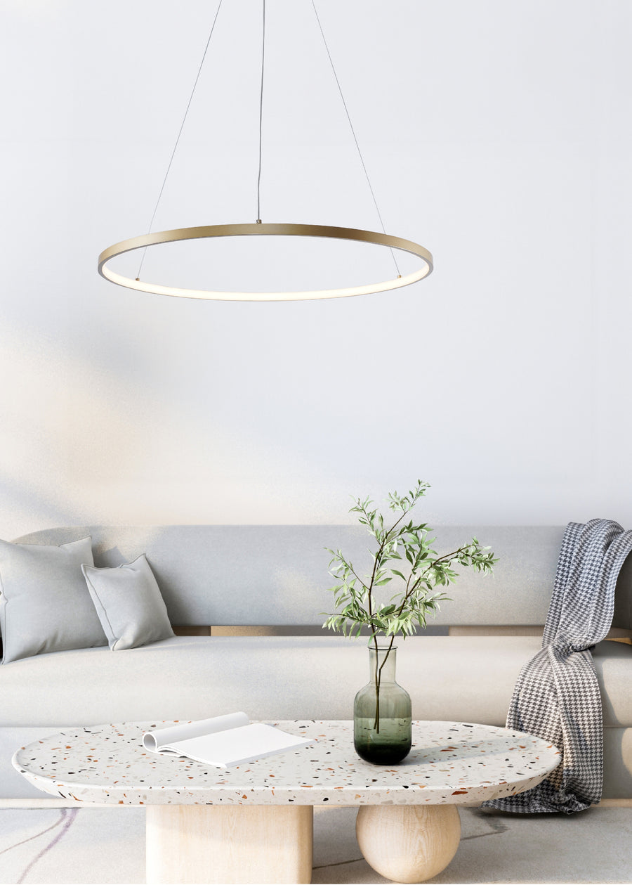 Ambiance intérieure moderne, suspension anneau doré au-dessus d'une table terrazzo et coussins gris.