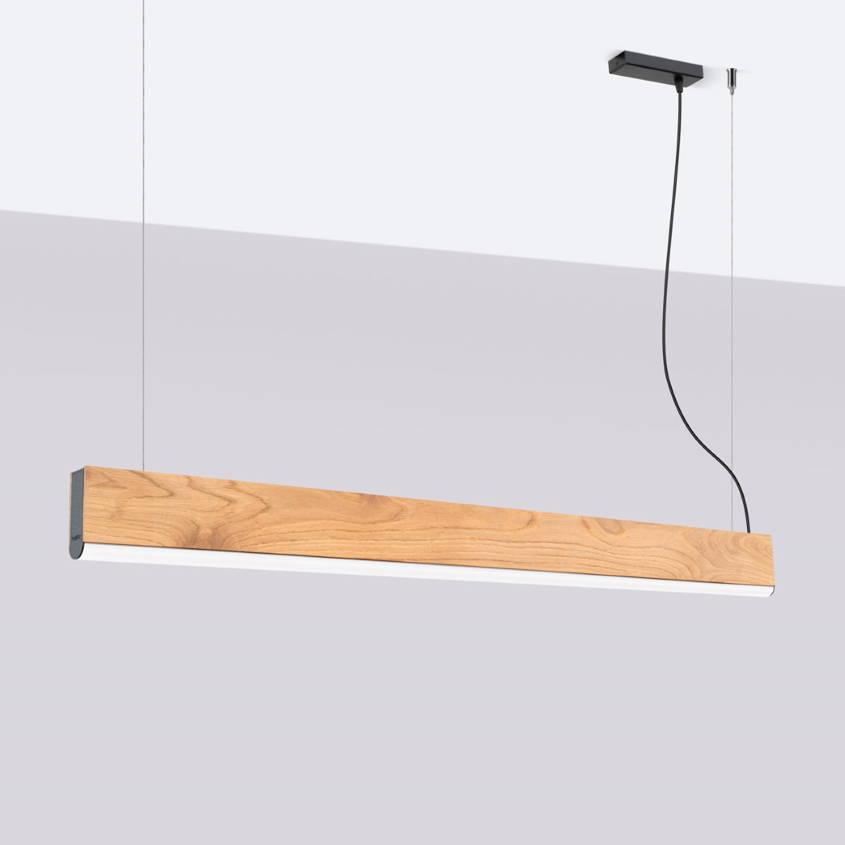 Vue de profil sur fond gris, montrant la finesse du bandeau lumineux suspendu.