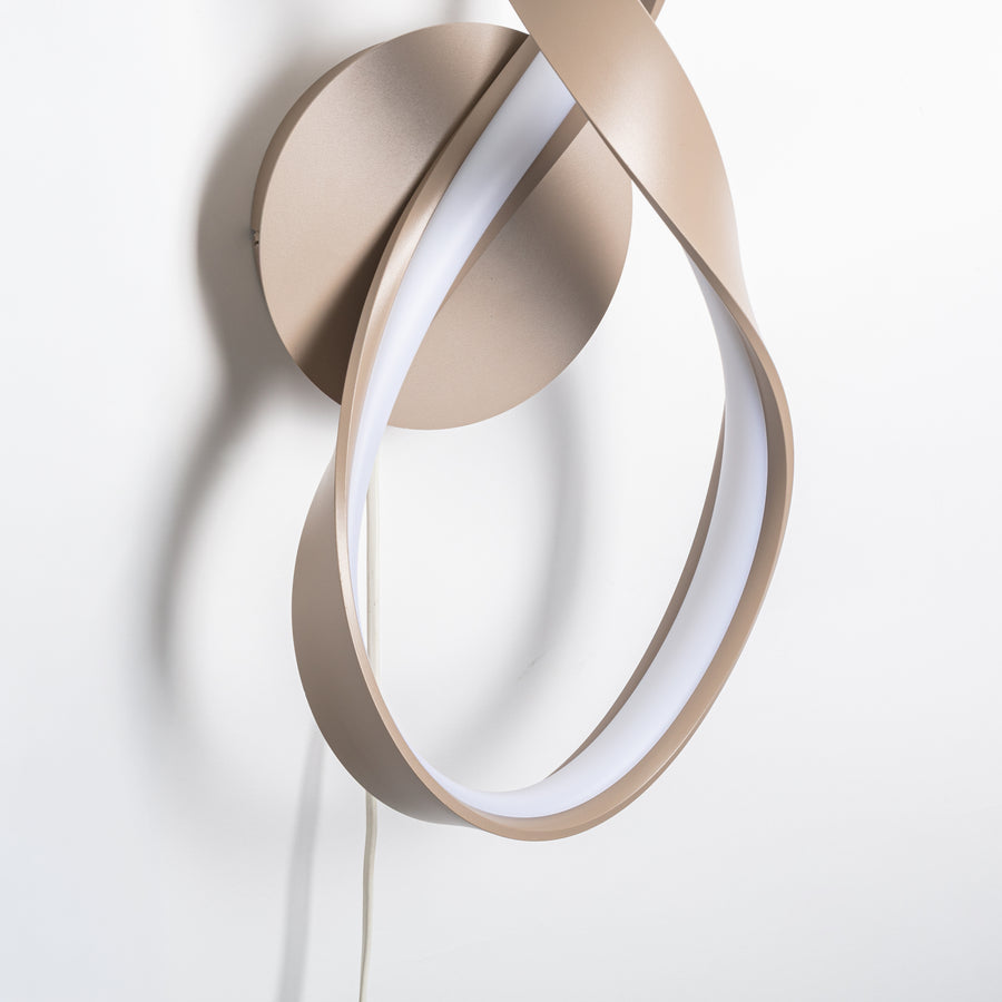 Détail du bas, boucle ouverte beige avec diffuseur blanc et câble apparent