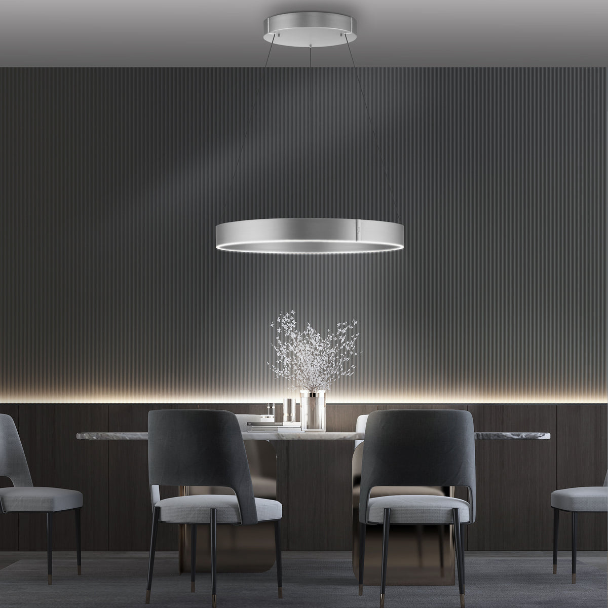 Mise en ambiance au-dessus d'une table de salle à manger, mur à lattes sombre