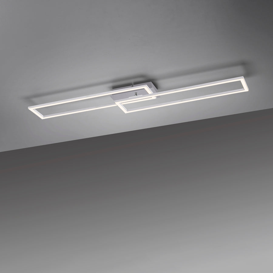 Vue en contre-plongée du luminaire allumé sous un plafond gris