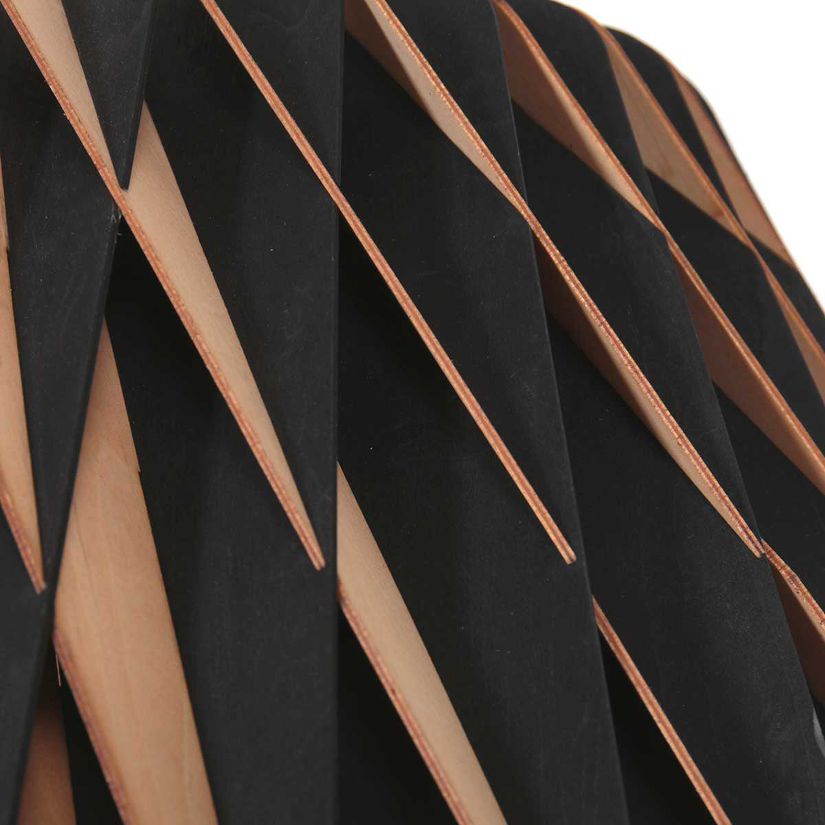 Détail rapproché des lamelles de bois noir et des tranches claires pliées