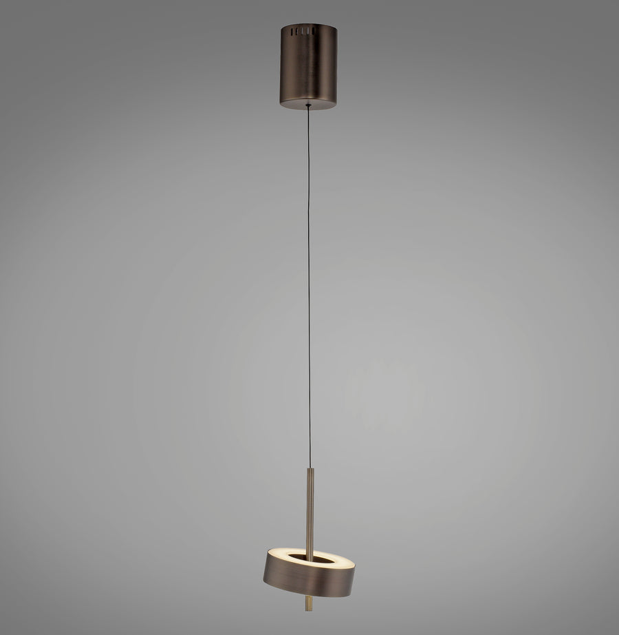 Suspension marron vue de face sur fond gris, câble fin et tête annulaire