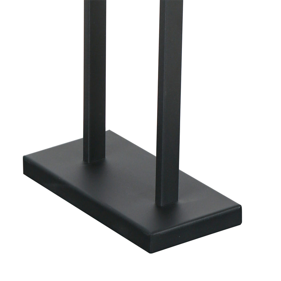 Détail de la base rectangulaire et des deux montants métalliques noirs.