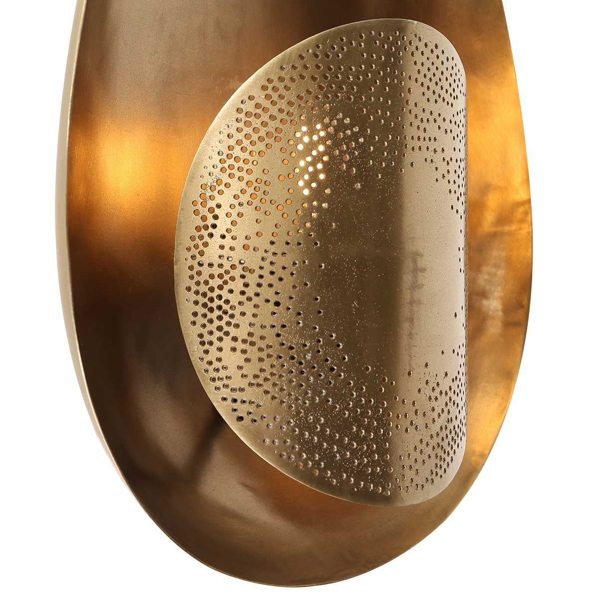 Détail du diffuseur perforé éclairé par une lumière chaude