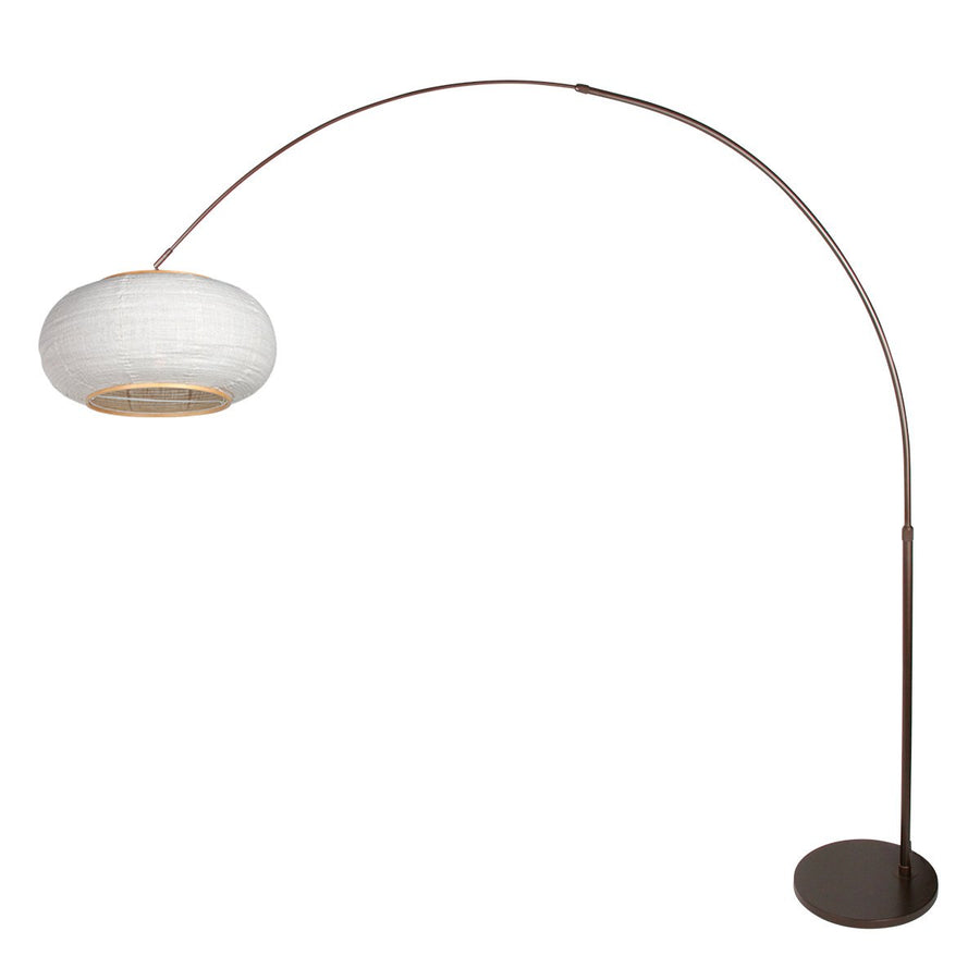 Vue de profil du lampadaire à arc, abat-jour blanc suspendu au-dessus du socle.