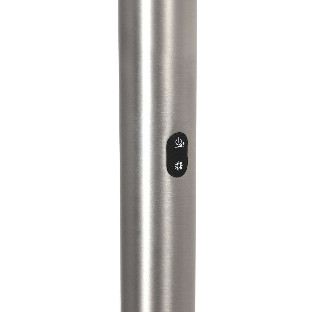 Gros plan sur l'interrupteur tactile noir fixé au fût argenté du lampadaire.
