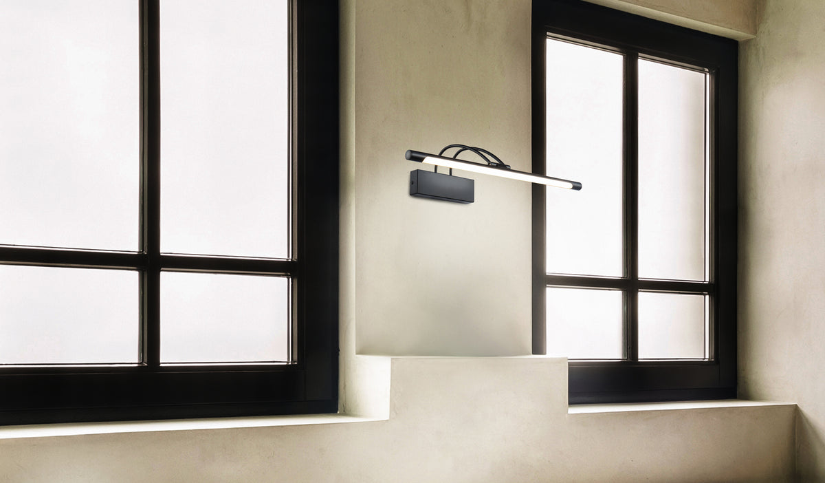 Mise en ambiance du luminaire mural noir au-dessus d'une fenêtre dans un intérieur