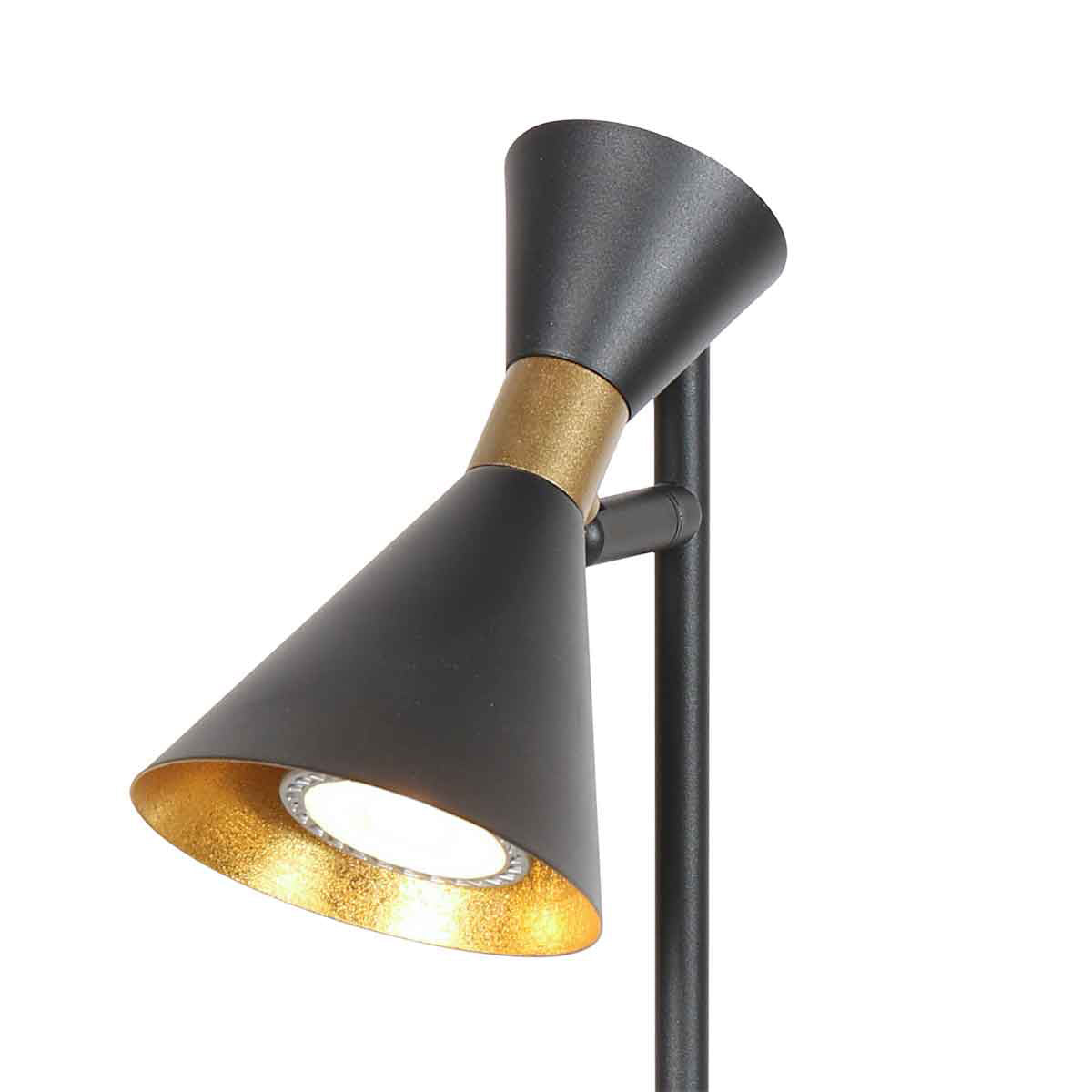Spot orientable de la lampe à poser Preto incliné, détail laiton et culot GU10