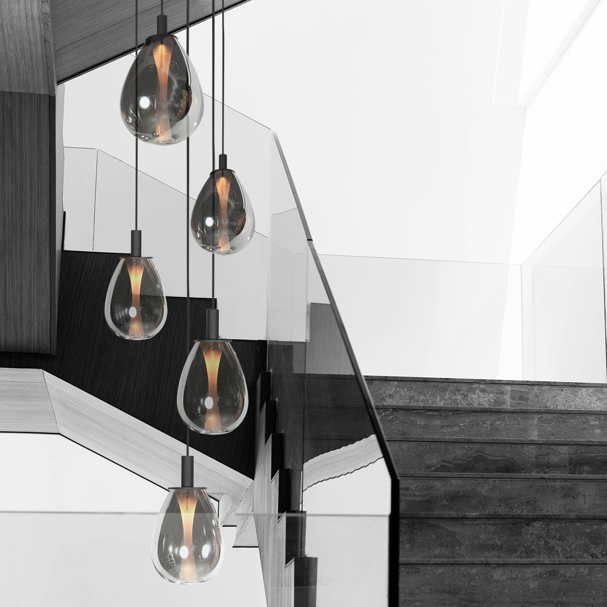 Mise en ambiance dans une cage d'escalier, suspension allumée en hauteur