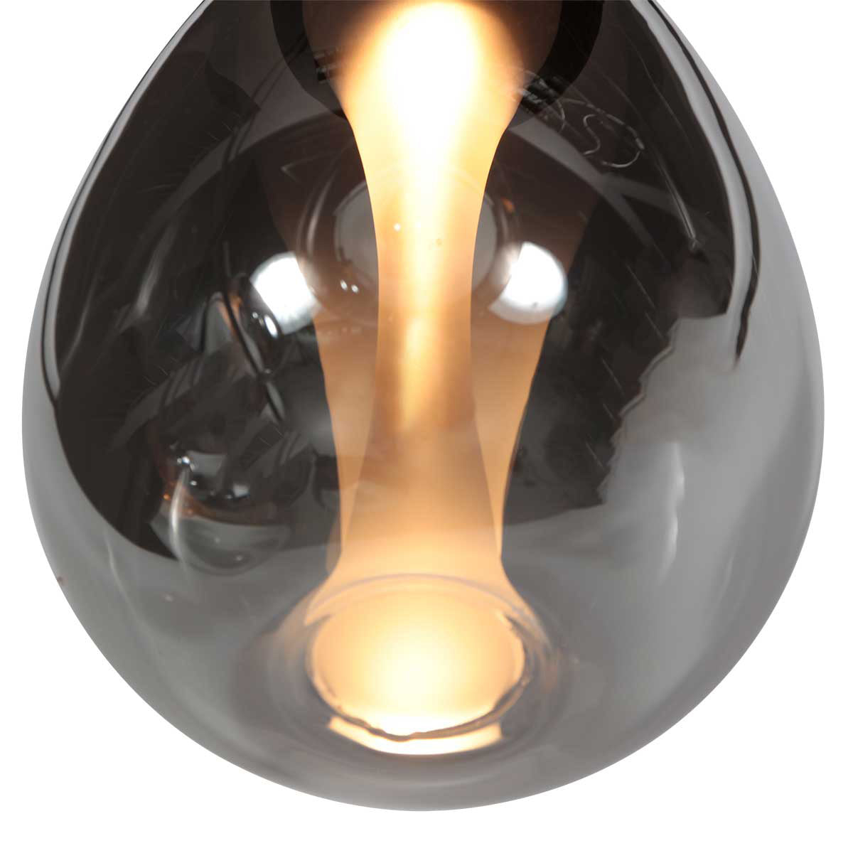 Détail rapproché de l'intérieur du verre fumé avec l'ampoule allumée