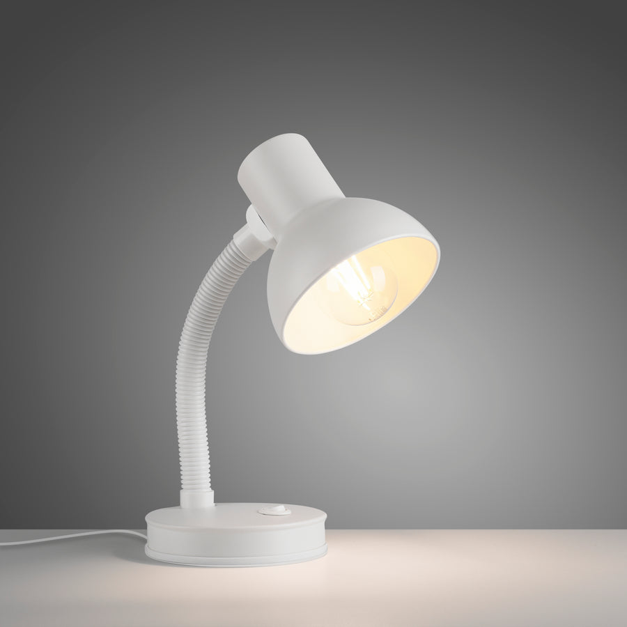 Lampe de bureau blanche allumée, bras flexible et câble apparent sur fond gris.