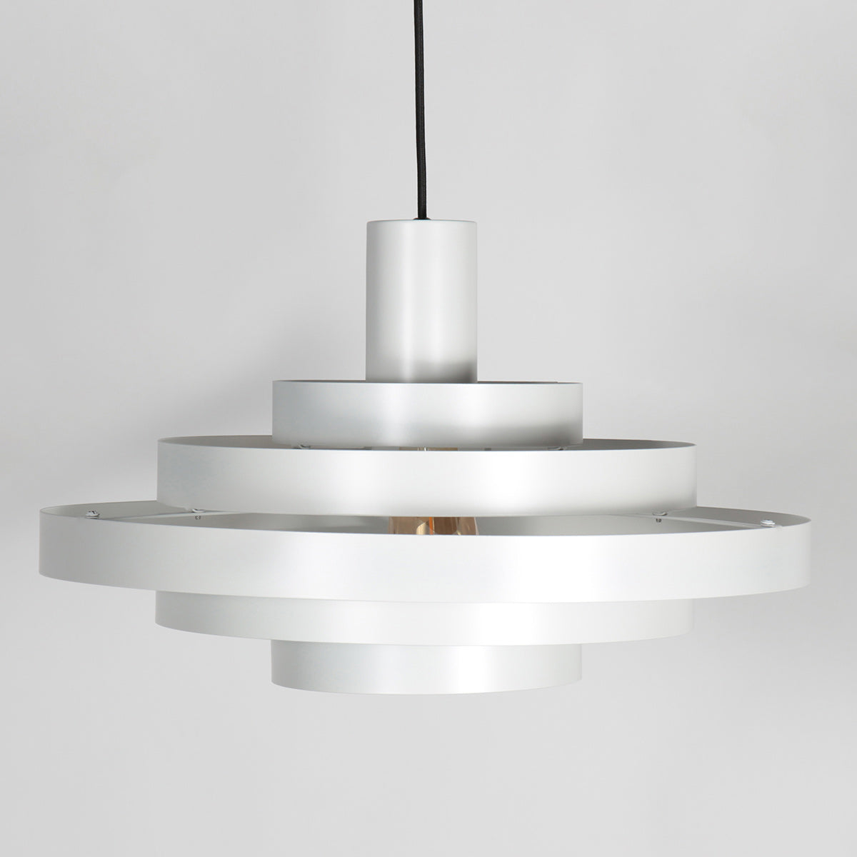 Suspension blanche design Halo Cirque, 5 anneaux métalliques de face – Designix.fr