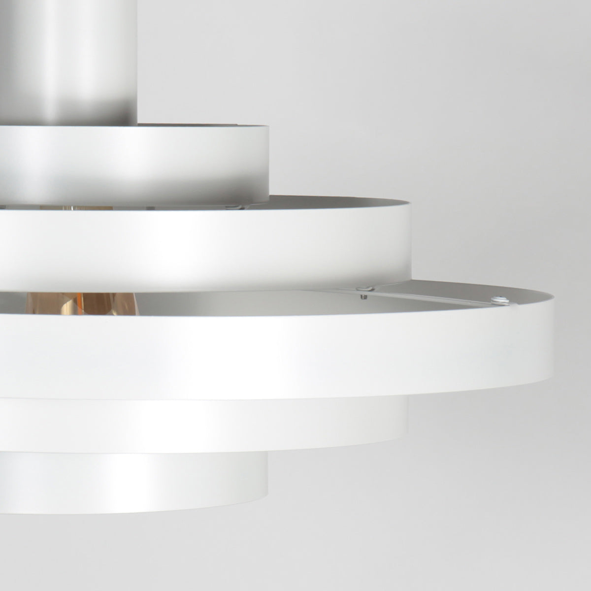 Suspension blanche Halo Cirque, anneaux étagés et ampoule filament E27 – Designix.fr