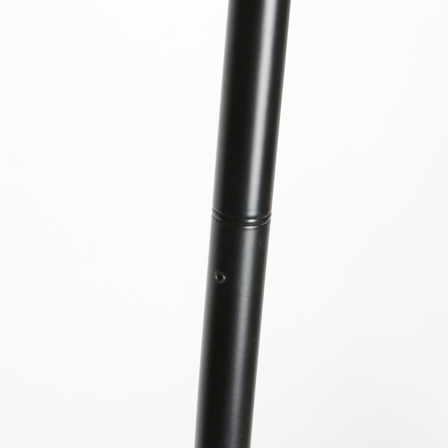 Détail du raccord et de la vis sur le fût cylindrique noir mat du lampadaire