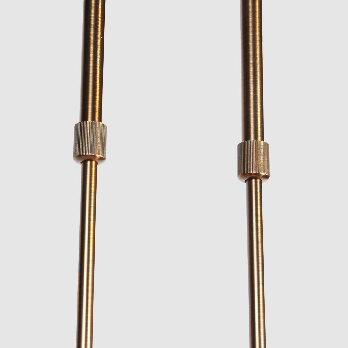 Détail des tiges à hauteur réglable de la suspension Anthea en bronze – Designix.fr