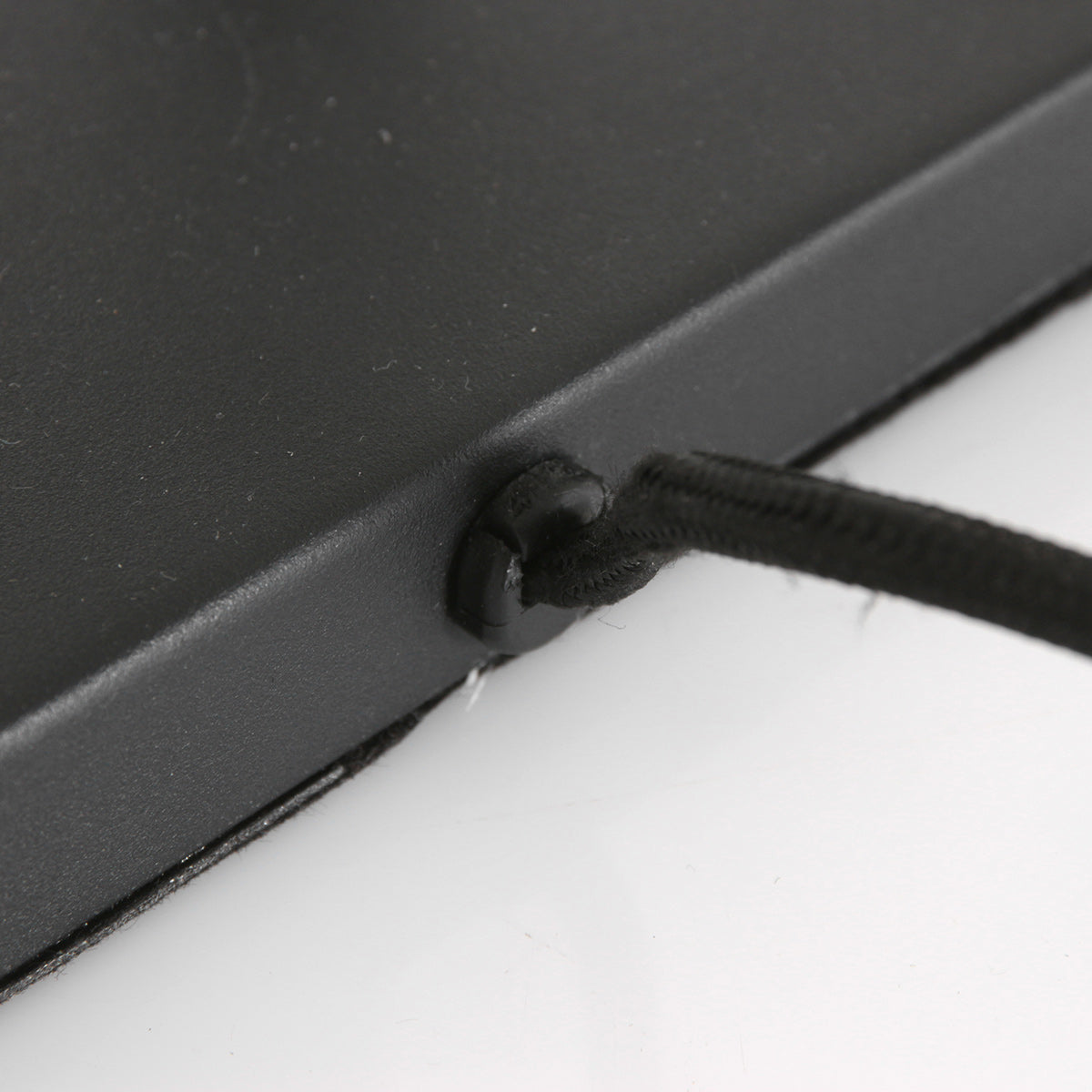 Détail de la base carrée en métal noir de la lampe à poser Stang – Designix.fr