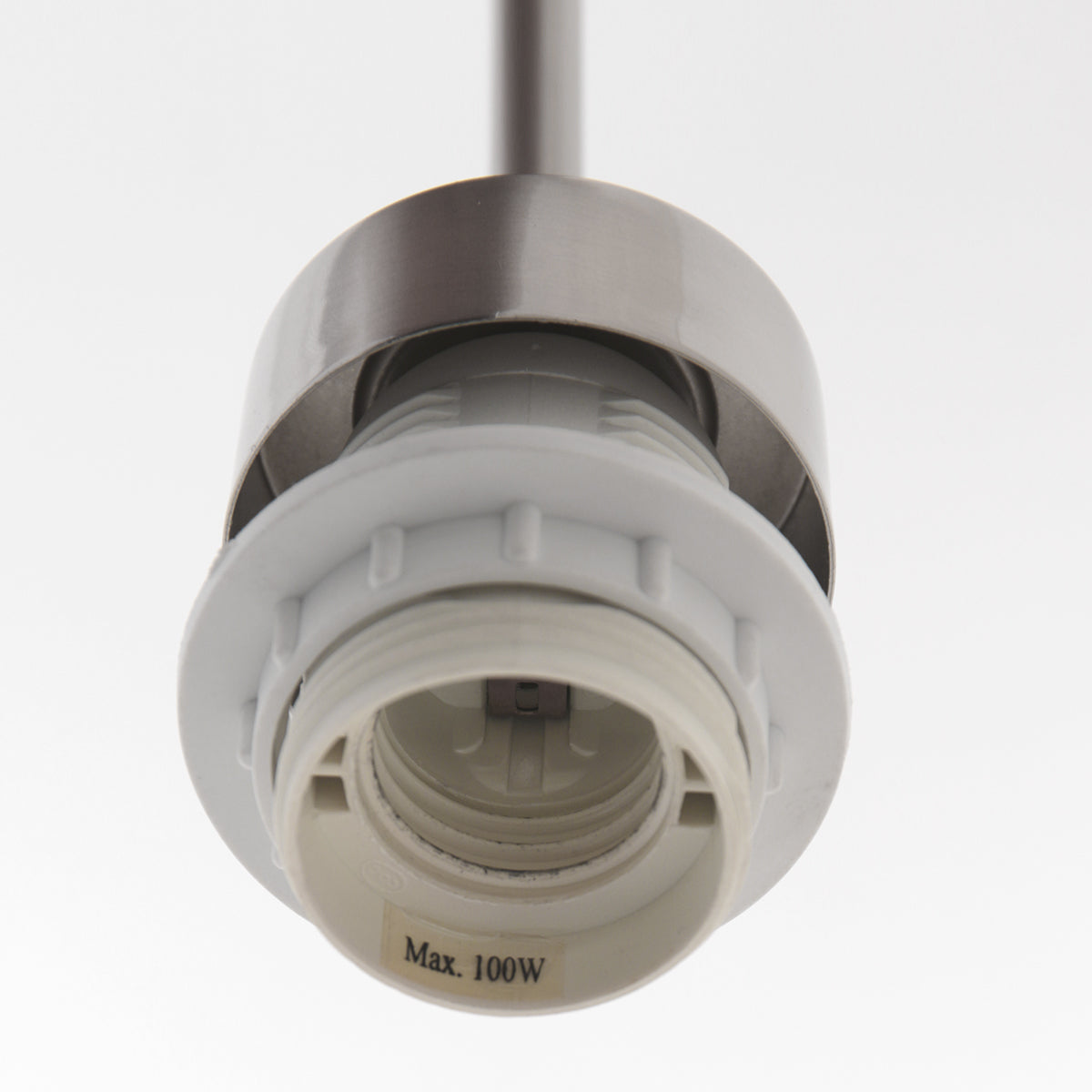 Gros plan de la douille blanche avec étiquette Max 100W