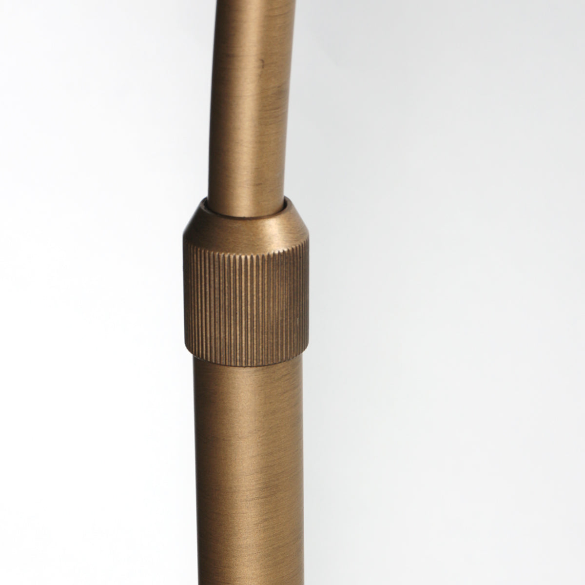 Détail de la jonction réglable en métal bronze du bras arc Aréa – Designix.fr