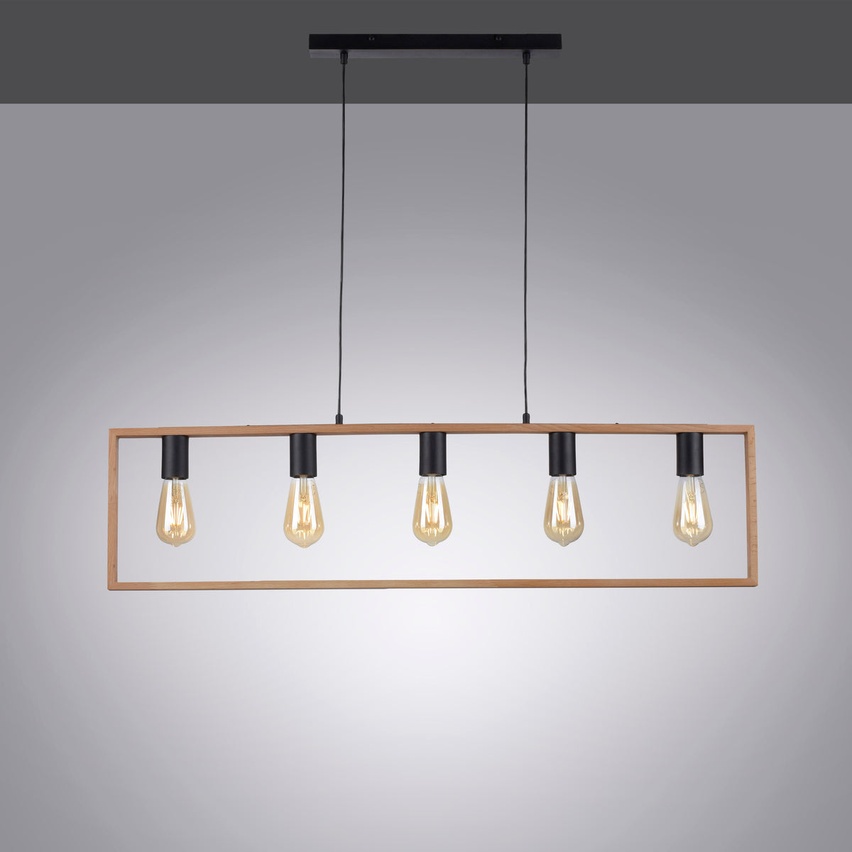 Plan large du luminaire allumé sur fond gris, montrant les cinq sources alignées
