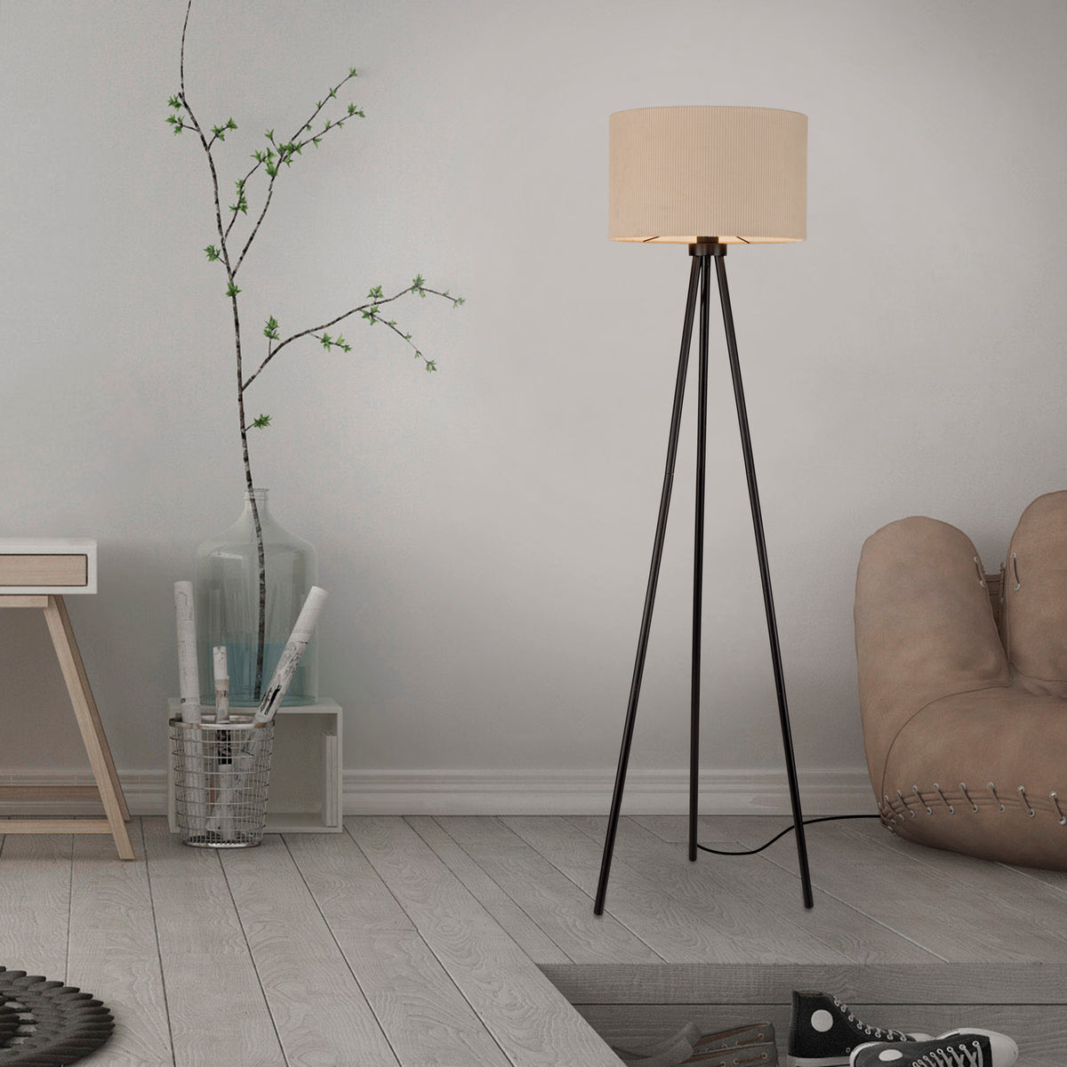 Mise en ambiance du lampadaire dans un salon clair près d'un fauteuil